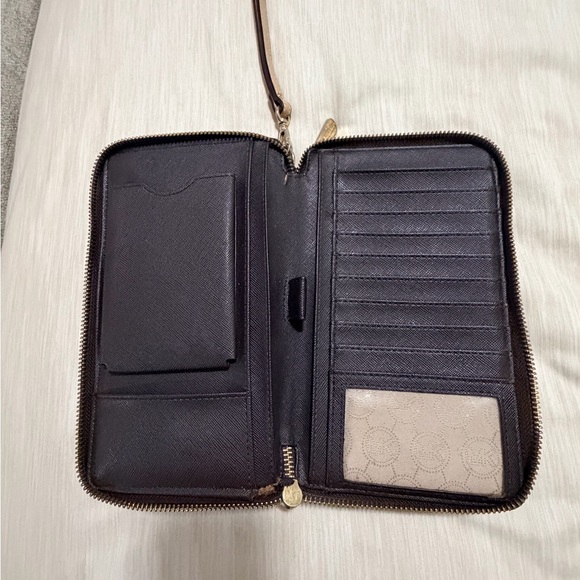 Michael Kors Wallet with Wristlet Strap - Jet Set Collection - Picture 8 of 16